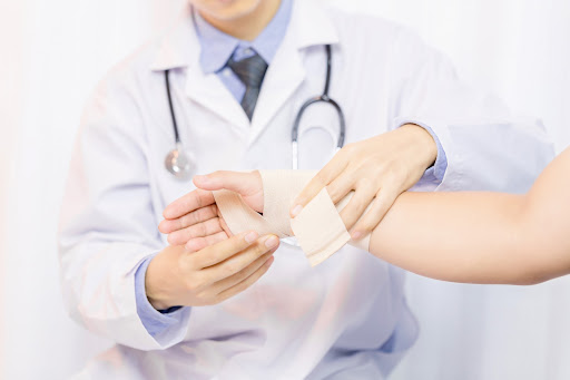 Fraturas de mão e punho tipos, causas e sintomas